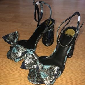Minnie Brocade Bow Heel